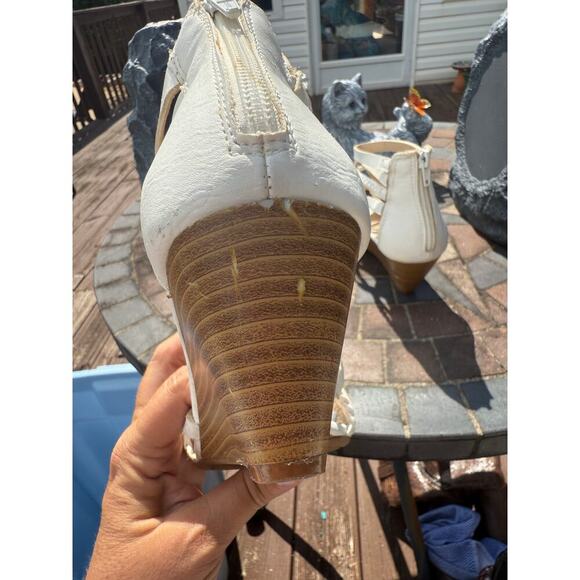 Liz Claiborne Women's Size 8 White Wedges - Picture 3 of 9